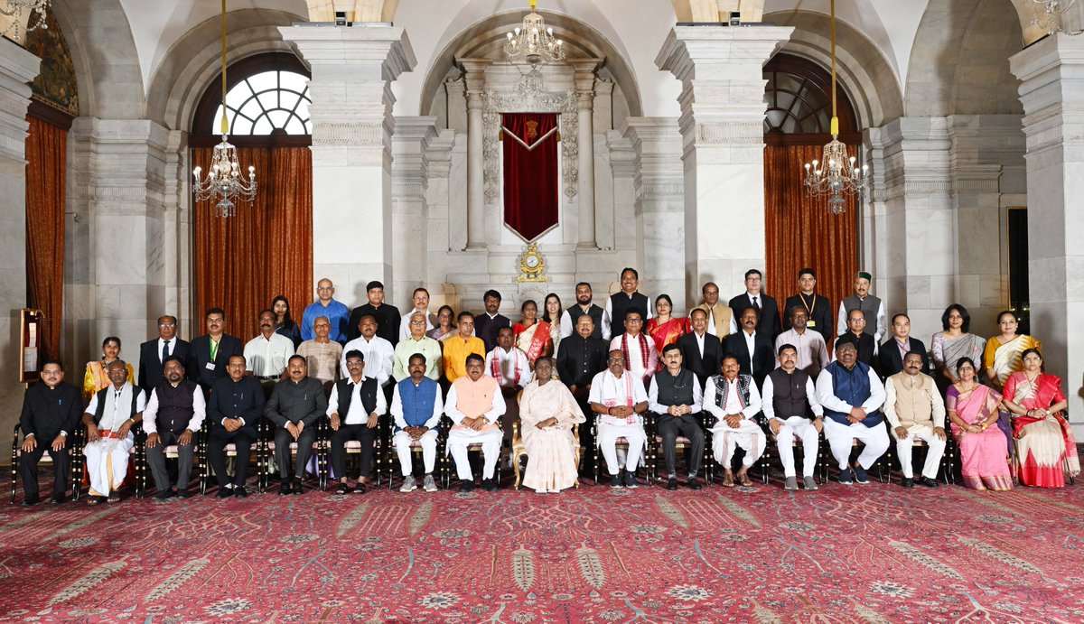 rashtrapatibhvn's tweet image. Under the ‘Adi Karmayogi Abhiyan’ of Ministry of Tribal Affairs, a group of eminent tribal people representing diverse regions and sectors called on President Droupadi Murmu at Rashtrapati Bhavan.
The President told the group members that their experiences in different fields,…
