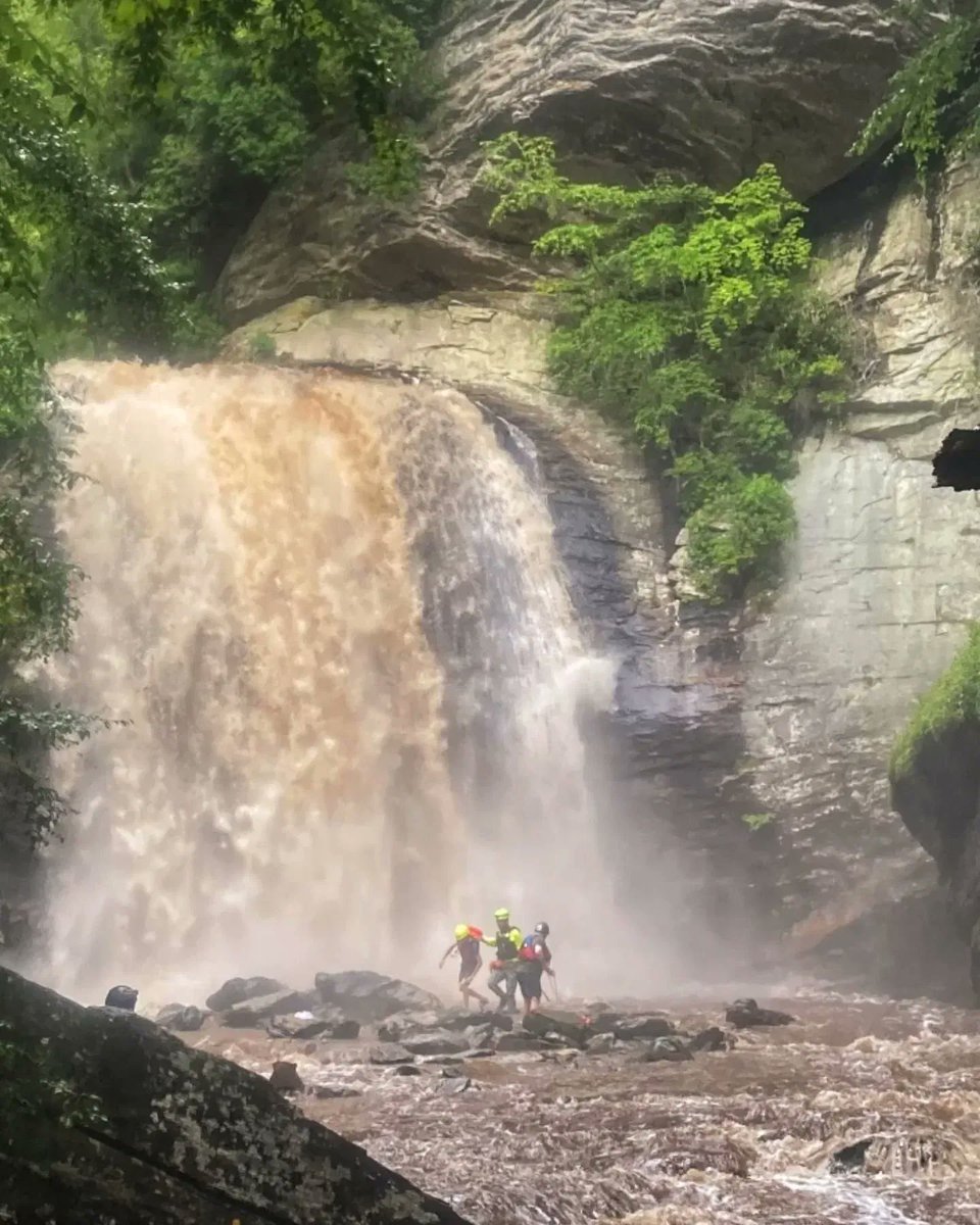 matt_vanswol's tweet image. 🚨#BREAKING: A child in Western North Carolina has been RESCUED after flash flooding surged through Looking Glass Falls, causing the river to rapidly rise.
Two swift water rescuers were able to reach and rescue the child, uninjured.
GOD BLESS OUR FIRST RESPONDERS!!!!