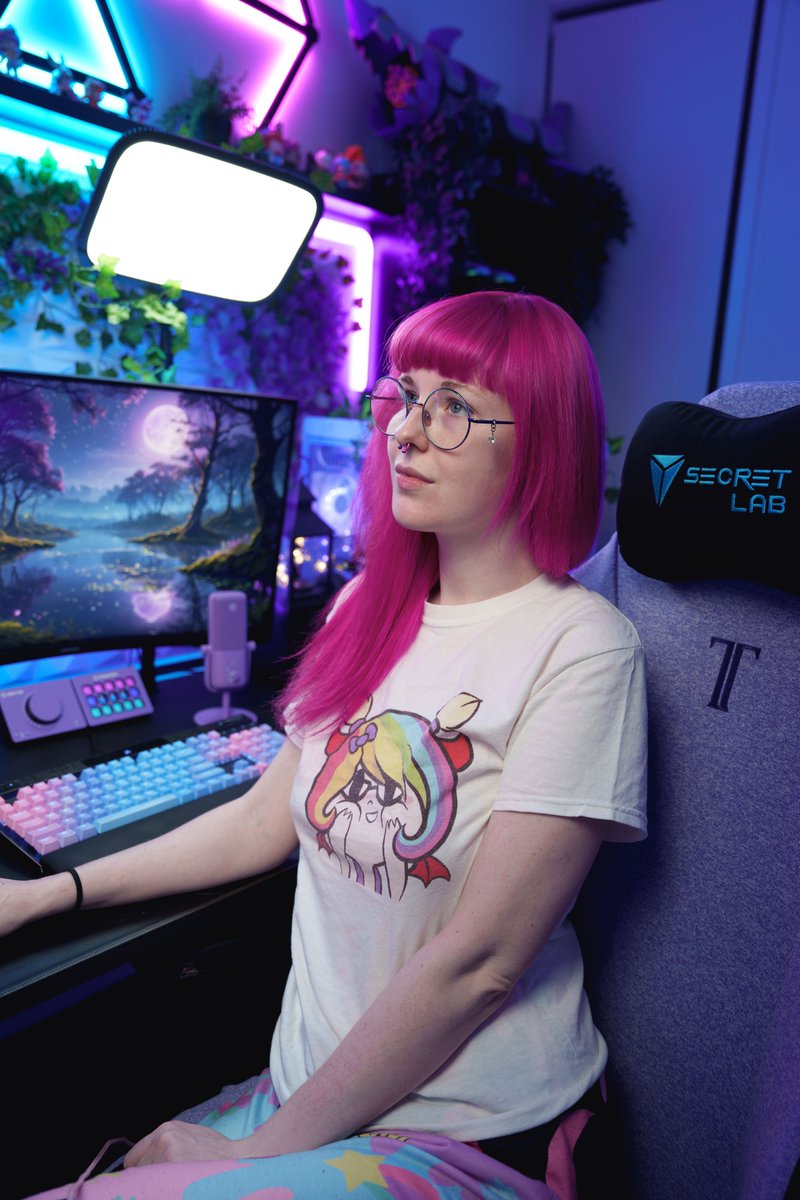 Pinipy's tweet image. Renting the full frame camera Im saving up for (just for a couple days to make sure its right for me)
I AM SCREAMING. The difference in no crop is insane, the cam was right up close when Id usually need it in the corner of the room.....
also I drew that shirt 10 years ago wtf