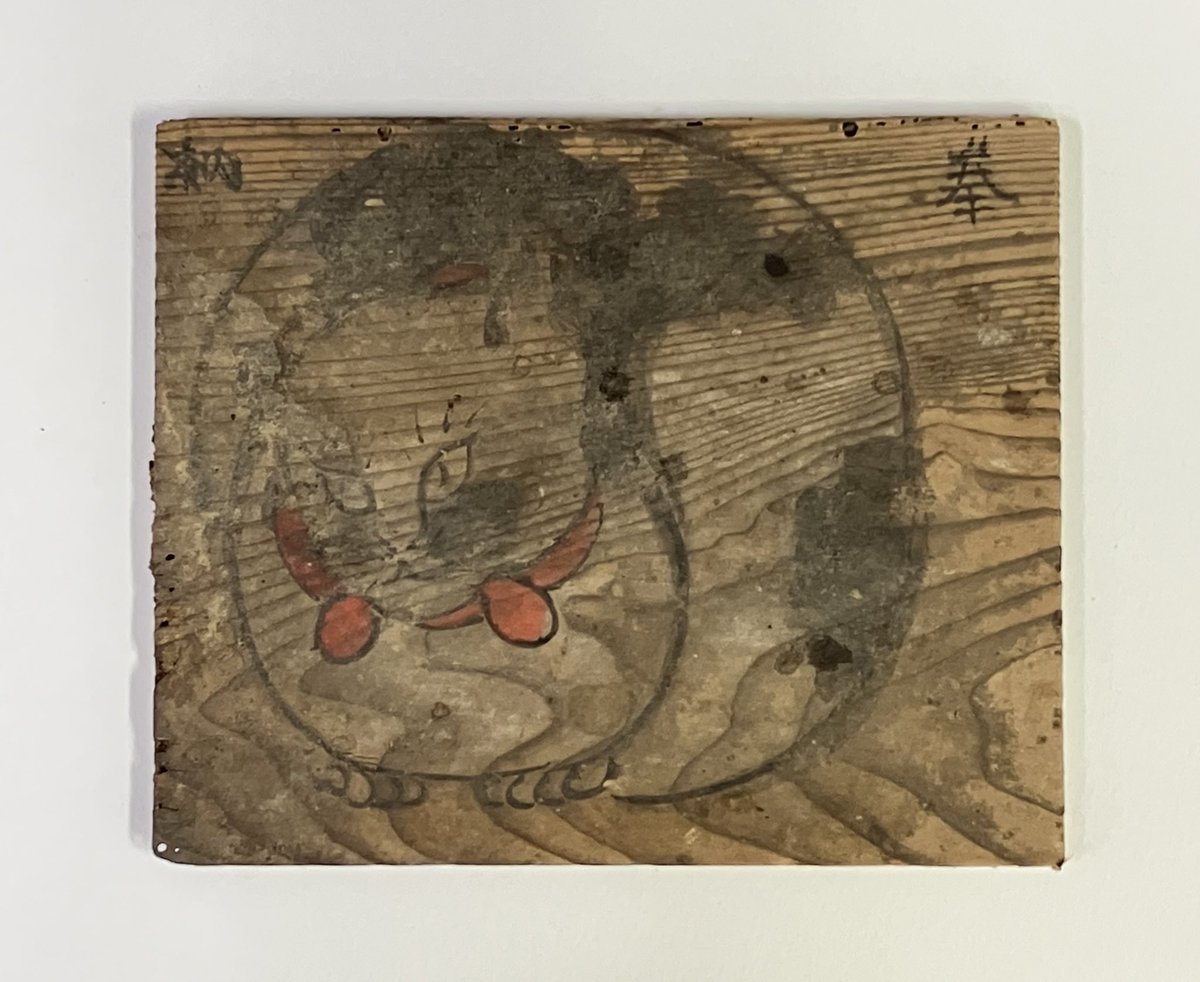 nekotaro1601's tweet image. 同じく、福島市飯野町の猫神社。丸くなるブチ柄の猫が描かれた絵馬。紅い首輪をしている。上に「奉納」と書かれている。