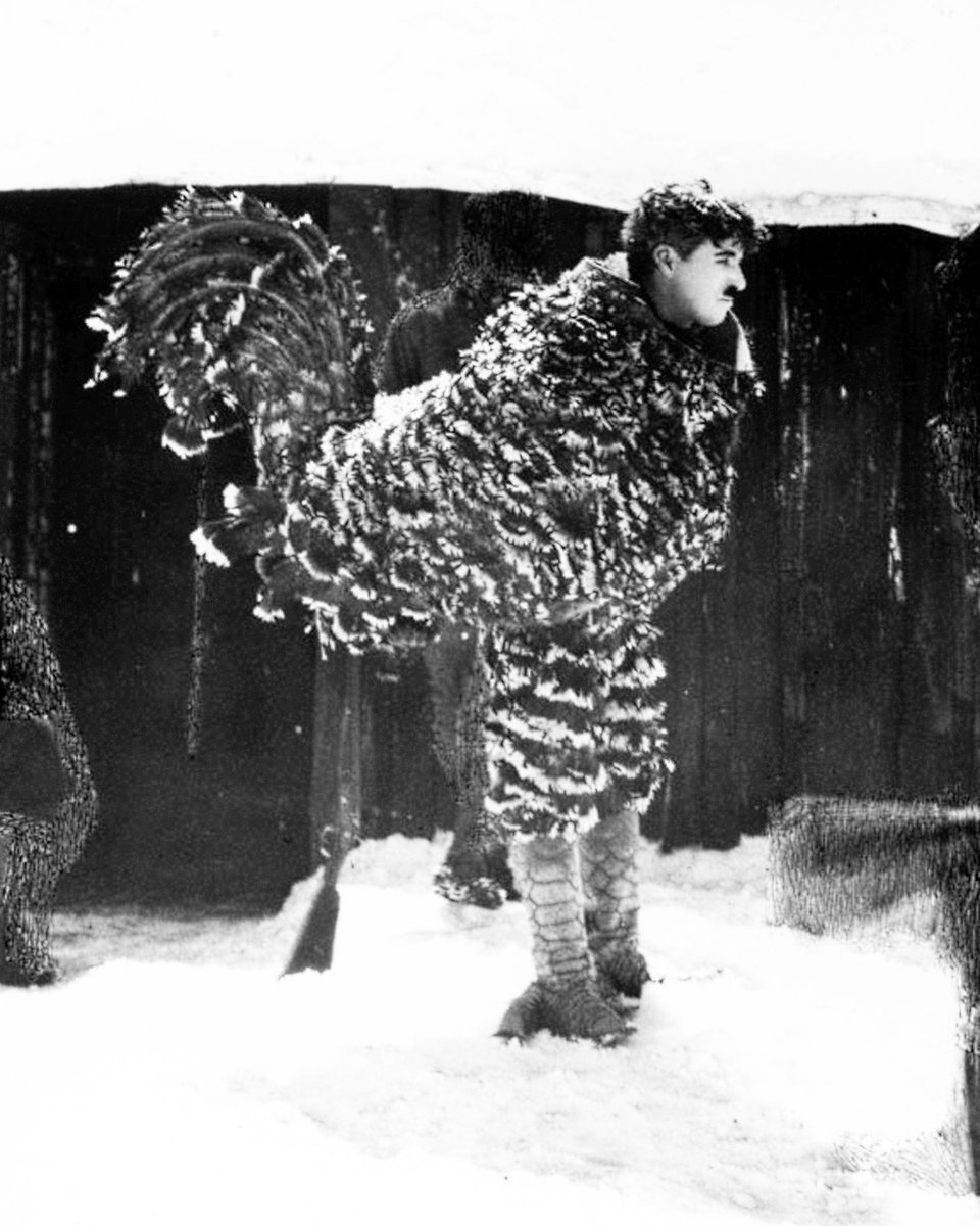 Notorious_Ed's tweet image. Instantánea de Charles Chaplin disfrazado de pollo en el rodaje de “La quimera del oro” (“The Gold Rush”, 1925).
Fotografía perteneciente a nuestro libro “La quimera del oro. El libro del centenario”.
#laquimeradeloro #thegoldrush @Morirdecine @FilaDeLosMancos