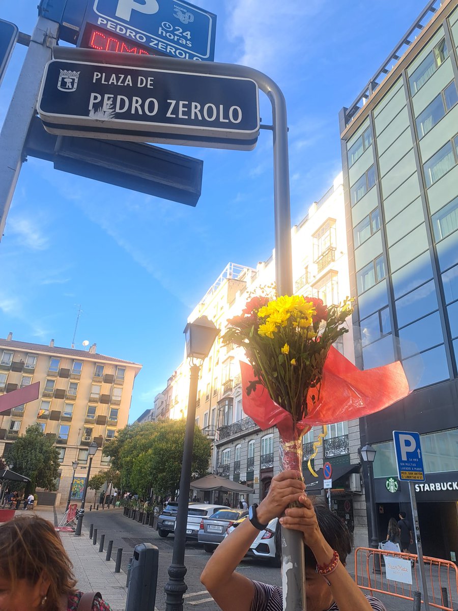 FPedroZerolo's tweet image. Nuestra querida @ROSARIOAGUILAR7 ha vuelto, como cada 20 de julio, a la Plaza de Pedro Zerolo con flores y memoria, para celebrar lo que sería su 65 cumpleaños.
Gracias a ti y a todas las compañeras que mantenéis viva su luz, su lucha y su alegría.
Pedro sigue entre nosotras.🌹