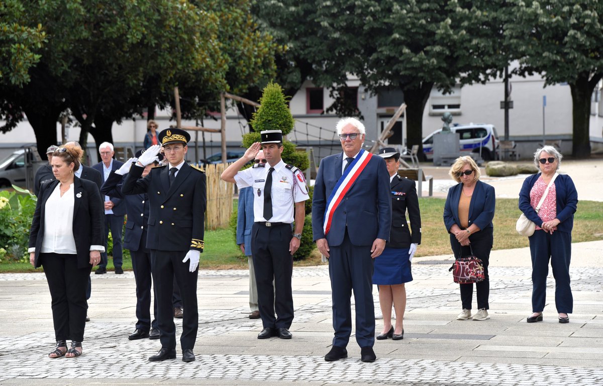 PrefetVendee's tweet image. #cérémonie | À l’occasion de la Journée nationale à la mémoire des victimes des crimes racistes et antisémites de l’État français et d’hommage aux « Justes » de France, cérémonie d’hommage présidée par François Charlottin, directeur de cabinet @PrefetVendee, en présence des…