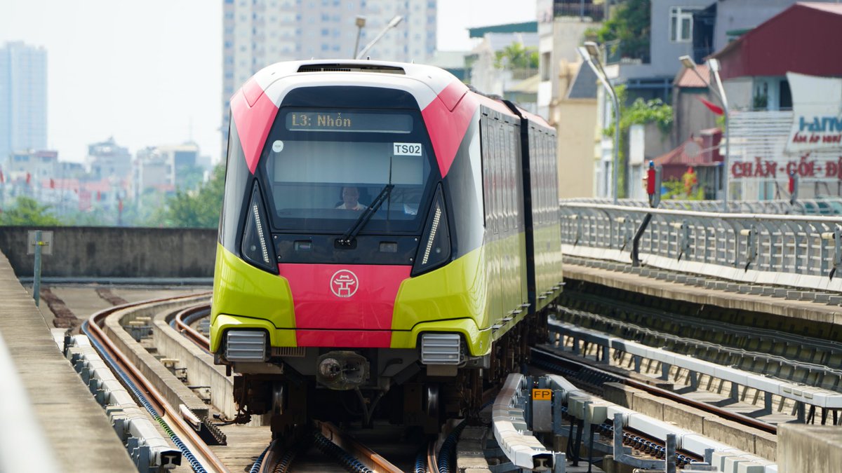 Ch112161's tweet image. 去年開業したハノイメトロ3号線。
フランスの援助が入っており、車両はアルストム製。
アジアではあまり見かけない台形の車体断面が特徴的。
#河内南寧2025