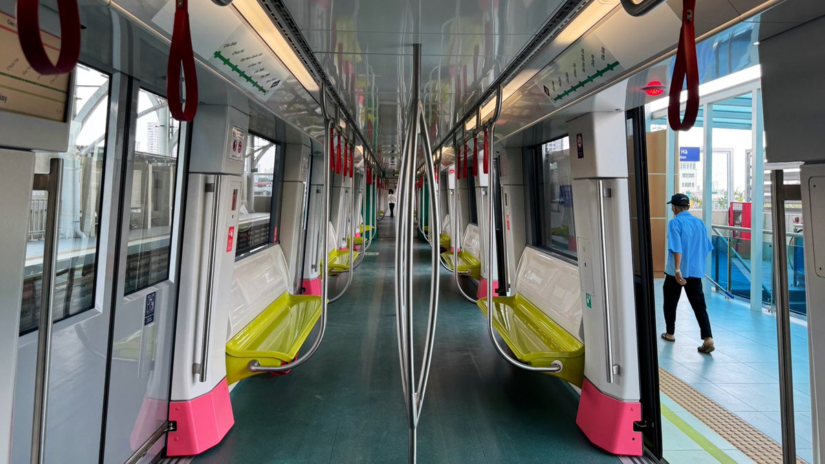 Ch112161's tweet image. 去年開業したハノイメトロ3号線。
フランスの援助が入っており、車両はアルストム製。
アジアではあまり見かけない台形の車体断面が特徴的。
#河内南寧2025