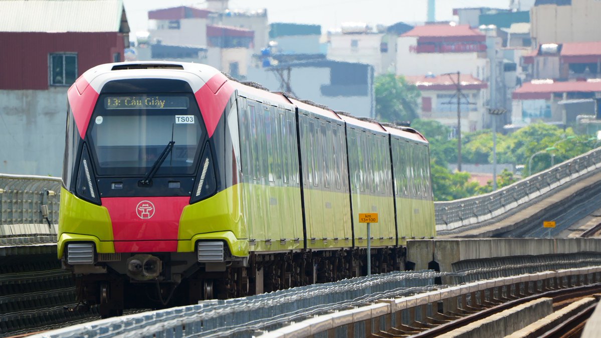 Ch112161's tweet image. 去年開業したハノイメトロ3号線。
フランスの援助が入っており、車両はアルストム製。
アジアではあまり見かけない台形の車体断面が特徴的。
#河内南寧2025