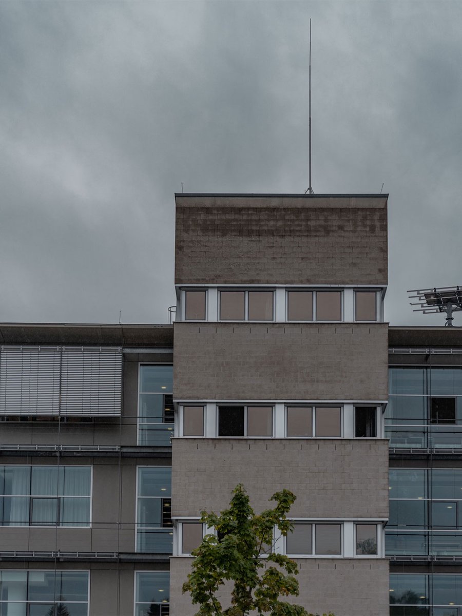 StMWK_Bayern's tweet image. #Roboter 🤖 im #Modulbau: Wissenschaftsminister @MarkusBlume eröffnete an der #HochschuleKempten das neue, moderne #Gebäude, in dem u.a. das #Labor „Care and Mobile Robots“ sowie Büroräume des „Instituts für Maschinelles Sehen“ untergebracht sind.