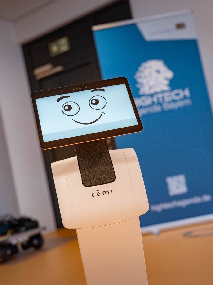 StMWK_Bayern's tweet image. #Roboter 🤖 im #Modulbau: Wissenschaftsminister @MarkusBlume eröffnete an der #HochschuleKempten das neue, moderne #Gebäude, in dem u.a. das #Labor „Care and Mobile Robots“ sowie Büroräume des „Instituts für Maschinelles Sehen“ untergebracht sind.