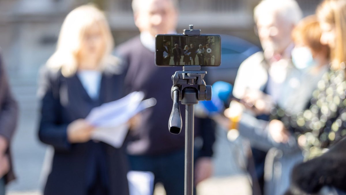 UOC Estudis InfoCom (@uocinfocom) on Twitter photo 🎙️¡Periodismo, innovación y análisis en un mismo evento!
La IX Jornada #MoJoInnova llega con dos mesas redondas:
👉Tertulias televisivas con <a href="/xabierfortes/">Xabier Fortes</a>, <a href="/jjyelamo/">José Yélamo</a> y <a href="/martaflich/">Marta Flich</a>
👉Nuevos formatos con <a href="/j_castellon/">Joaquín Castellón</a>, <a href="/csaavedra_/">Cristina Saavedra</a>, <a href="/lourdesmaldonad/">Lourdes Maldonado</a> y Aida Bao
🏆 ¡Y la entrega de 🎙️¡Periodismo, innovación y análisis en un mismo evento!
La IX Jornada #MoJoInnova llega con dos mesas redondas:
👉Tertulias televisivas con <a href="/xabierfortes/">Xabier Fortes</a>, <a href="/jjyelamo/">José Yélamo</a> y <a href="/martaflich/">Marta Flich</a>
👉Nuevos formatos con <a href="/j_castellon/">Joaquín Castellón</a>, <a href="/csaavedra_/">Cristina Saavedra</a>, <a href="/lourdesmaldonad/">Lourdes Maldonado</a> y Aida Bao
🏆 ¡Y la entrega de
