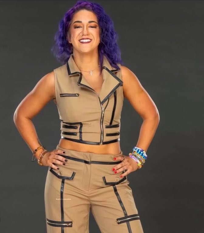 #WWERaw follow train 

- Retweet/Repost 
- Reply with your favorite Raw wrestler 
- Reply IFB