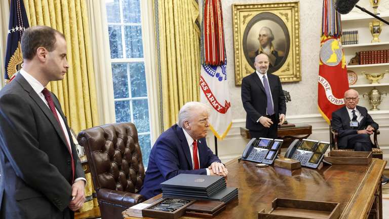 heidlberger_dr's tweet image. Präsident gegen Presse-Mogul. Doch über Nacht ist der umstrittene, stramm konservative Medienmogul zu Trumps Erzfeind und dem unwahrscheinlichen Hoffnungsträger der liberalen USA geworden. Sind Trump, Musk und Co. nicht für Pressefreiheit? fr.de/hintergrund/pr…
