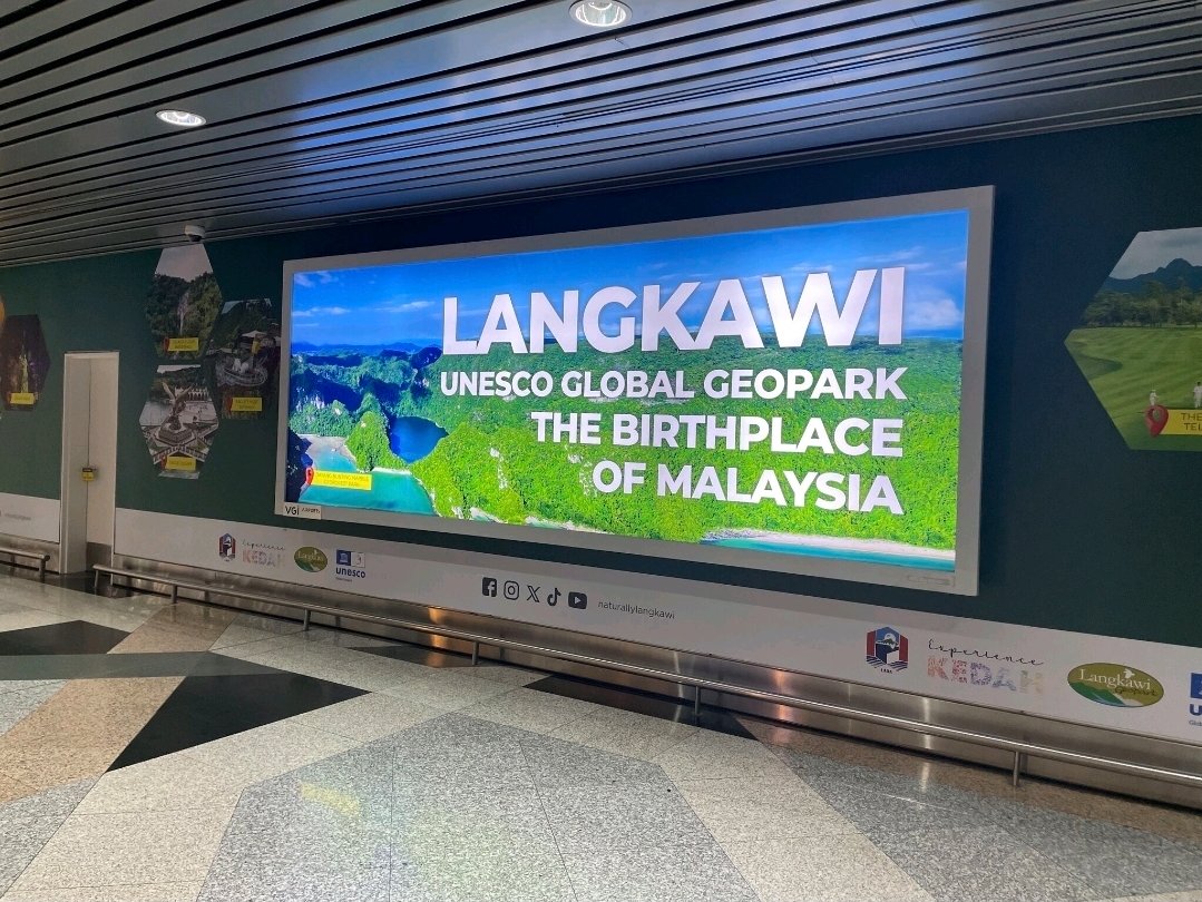 RakyatAduan's tweet image. Serius la? Langkawi is the birthplace of Malaysia?! And this is the first impression to visitors. @MY_Airports @KLIA_my biar betul ni
Location: KLIA T1