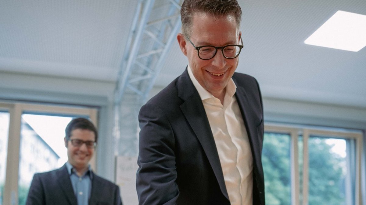 StMWK_Bayern's tweet image. #Roboter 🤖 im #Modulbau: Wissenschaftsminister @MarkusBlume eröffnete an der #HochschuleKempten das neue, moderne #Gebäude, in dem u.a. das #Labor „Care and Mobile Robots“ sowie Büroräume des „Instituts für Maschinelles Sehen“ untergebracht sind.