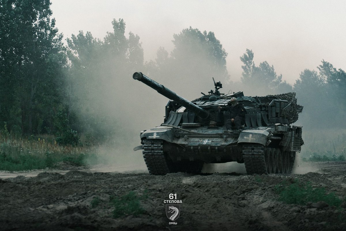 Militarylandnet's tweet image. T-72 tanks of the Ukrainian 61st Mechanized Brigade during training. #UkrainianArmy #RussiaUkraineWar