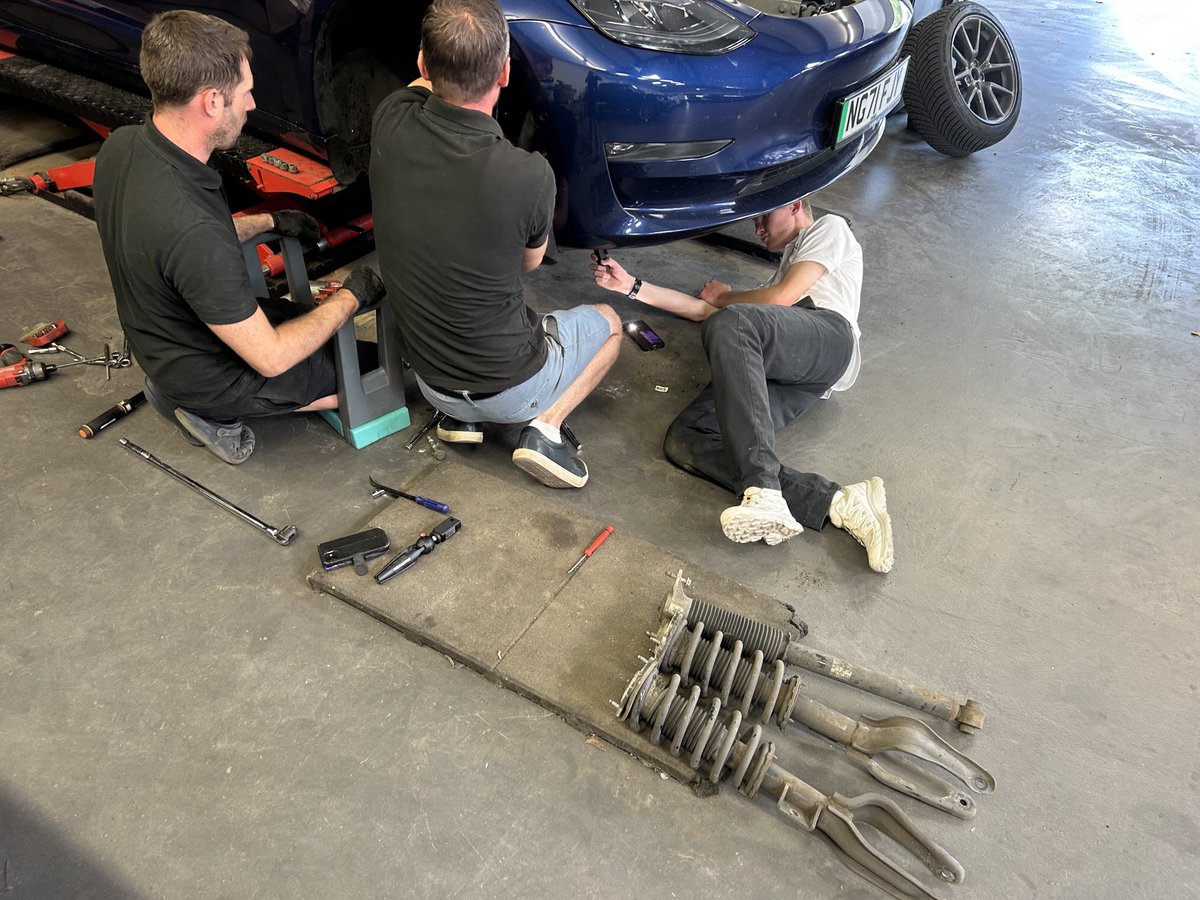 RSymonsLTD's tweet image. How many people does it take to fit new “Highland” comfort suspension to our 2021 Tesla Model 3 ?
Of course my role is supervising 🫢🤷♂️
Video soon..