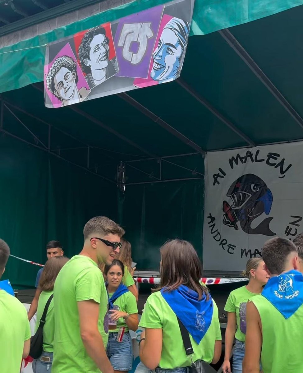 En Mutriku se ha exhibido una pancarta decorando un escenario con los rostros de los hermanos terroristas Gallastegi⬇️

-Irantzu participó en los asesinatos de Miguel Ángel Blanco, Fernando Múgica y otros cinco. 

-Orkatz fue condenado por el asesinato de José María Lidón.