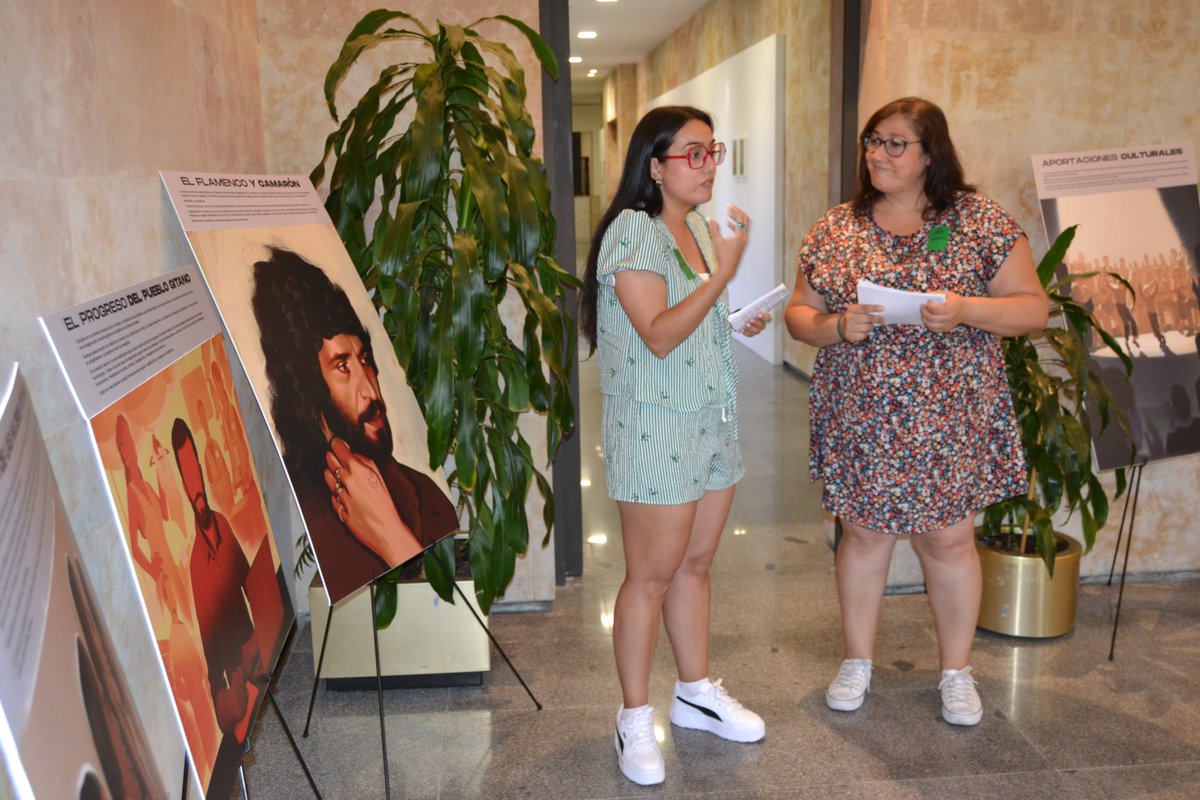 gitanos_org's tweet image. La exposición de ilustraciones que narra la historia y cultura de los #600AñosPuebloGitano hoy en la sede de @inclusiongob, visitada por el Consejo Asesor de Brecha de Género. Un espacio idóneo para difundir la historia y profundizar en el papel de las mujeres #gitanas.