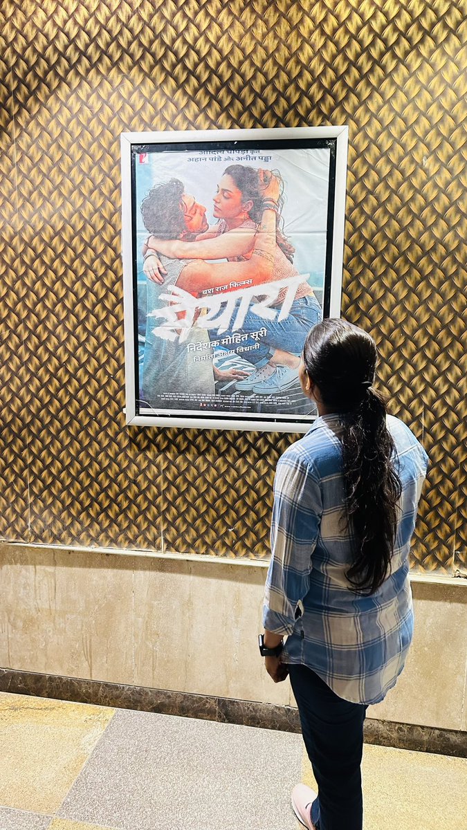 सैयारा मतलब 

"तारों में एक तन्हा तारा, 
जो खुद से रोशन कर दे जग ये सारा, 
तुम हो न मेरे सैयारा" 

#Saiyaara 
#AhaanPanday 
#AneetPadda 

#Citycinema 
#BEAWAR