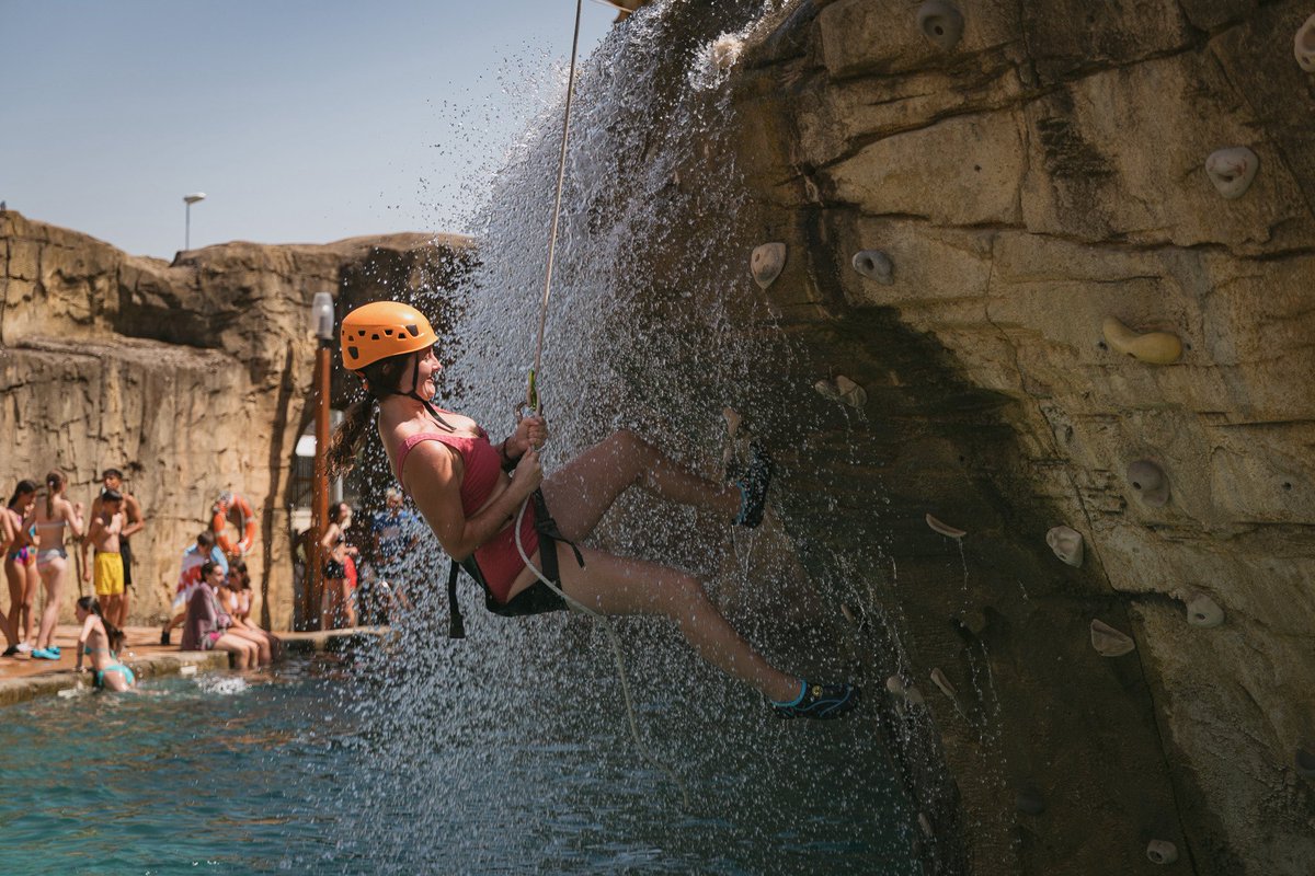 ¡Los #CampamentosFES viven y disfrutan de <a href="/viveLaRoca/">larocaFES</a> y sus actividades acuáticas de verano! ☀️💧

¿Te animas tú también? 🫵🏼

#vivelaroca #campamento #multiaventura #piscina #niños #escalada