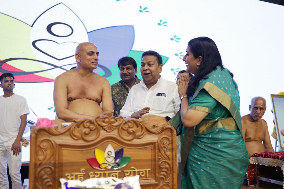 Avnishjain0109's tweet image. अर्हम योग प्रणेता गुरुदेव मुनि श्री प्रणम्य सागर जी महारज ससंघ के अर्हम चातुर्मास मंगल कलश स्थापना समारोह का आयोजन तालकटोरा स्टेडियम में भव्य रूप से आयोजित हुआ माननीय सांसद @BansuriSwaraj जी ने गुरुदेव को अर्ध समर्पित किया हमे पुष्प अर्पित करने का सौभाग्य प्राप्त हुआ
#Jainism