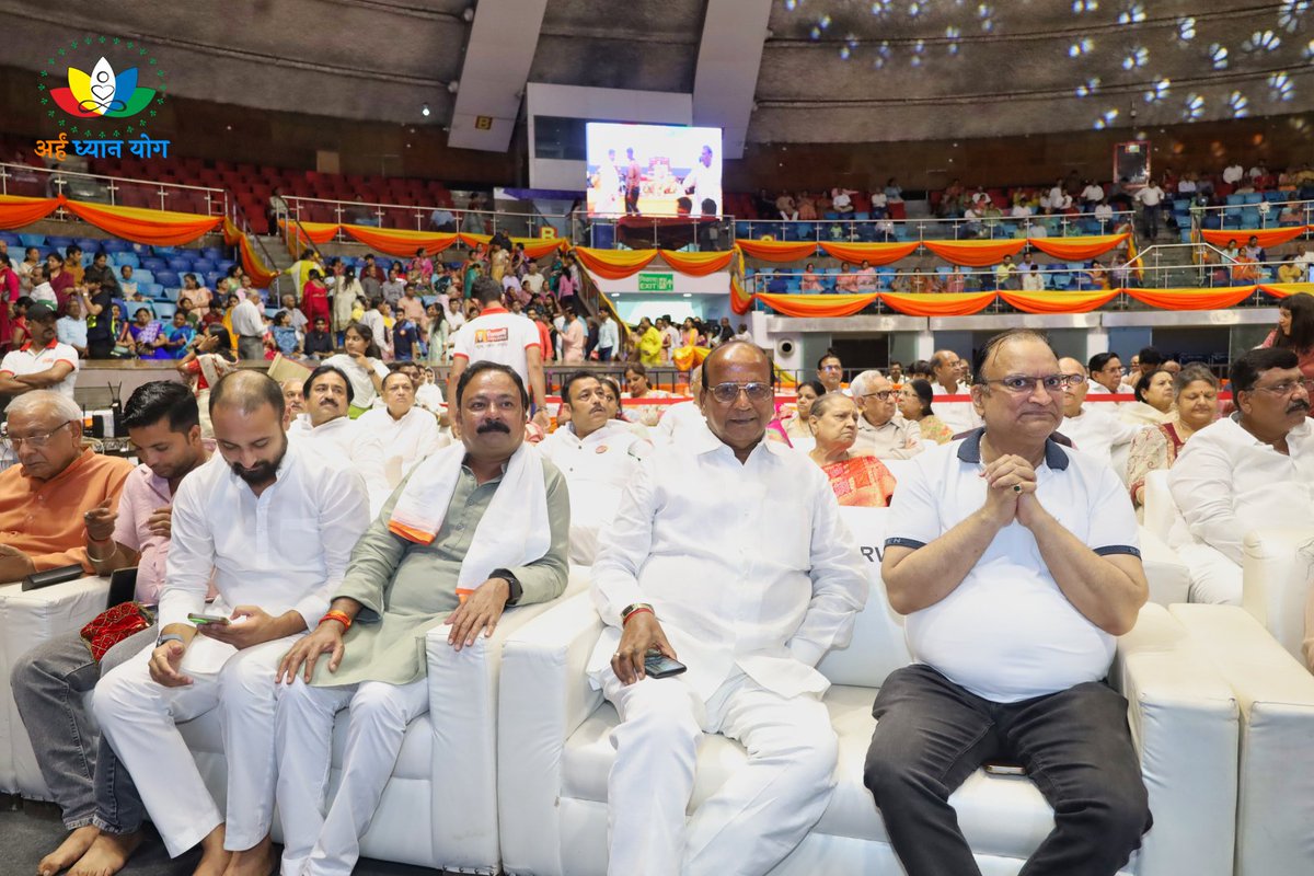 Avnishjain0109's tweet image. अर्हम योग प्रणेता गुरुदेव मुनि श्री प्रणम्य सागर जी महारज ससंघ के अर्हम चातुर्मास मंगल कलश स्थापना समारोह का आयोजन तालकटोरा स्टेडियम में भव्य रूप से आयोजित हुआ माननीय सांसद @BansuriSwaraj जी ने गुरुदेव को अर्ध समर्पित किया हमे पुष्प अर्पित करने का सौभाग्य प्राप्त हुआ
#Jainism