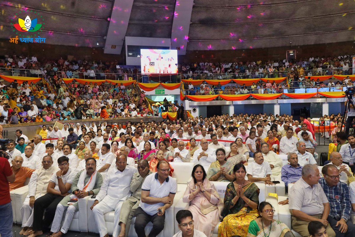 Avnishjain0109's tweet image. अर्हम योग प्रणेता गुरुदेव मुनि श्री प्रणम्य सागर जी महारज ससंघ के अर्हम चातुर्मास मंगल कलश स्थापना समारोह का आयोजन तालकटोरा स्टेडियम में भव्य रूप से आयोजित हुआ माननीय सांसद @BansuriSwaraj जी ने गुरुदेव को अर्ध समर्पित किया हमे पुष्प अर्पित करने का सौभाग्य प्राप्त हुआ
#Jainism