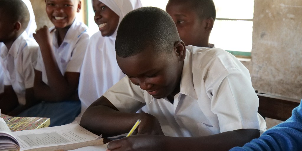 Camfed's tweet image. 🗣️"I pledge my voice and my actions to help advance the education of young girls, until ALL girls have equal access to education."
✍🏾✍🏿✍🏼 Have you signed our #CAMFEDsisterhood pledge? camfed.org/pledge
P.S. We are SO close to 450,000 signatures! Help us meet our goal!📝