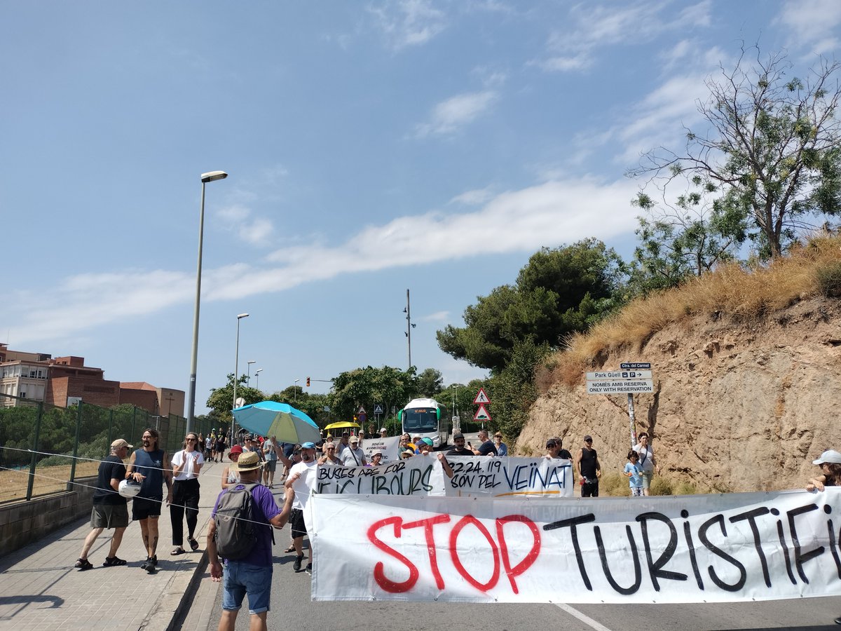 Seguirem, amb més o menys humor, reivindicant el que és dels barcelonins: dret al transport, seguretat viària i poder recuperar tots aquells espais que la turistització ens ha pres, perquè els impactes que això està generant en el veïnat i a l'economia de la ciutat són terribles