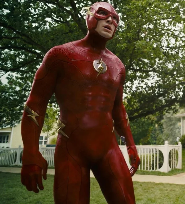 o_thiagorp's tweet image. Eu não gosto desse traje, o capacete é estranho, e eu não sei dizer, mas alguma coisa me incomoda no traje em si também, sem contar as cenas que ele tá coberto de CGI
Aceso ele até que se salva, mas assim eu não curto, torço pro Flash do DCU ter um traje melhor