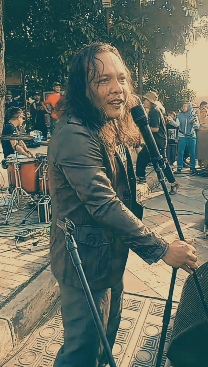 Hidup jangan di jadikan beban, sebab hidup itu karunia Tuhan untuk menjalankan beban.