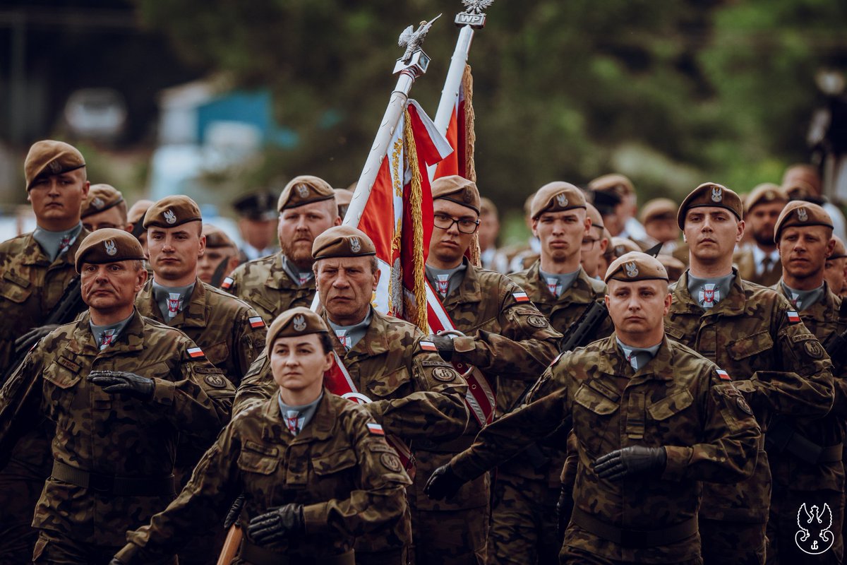 terytorialsi's tweet photo. 6️⃣Mazowiecka Brygada przywitała nowych żołnierzy 🫡👍

Miniona niedziela była ważnym momentem dla ochotników #6MBOT, którzy przeszli 1️⃣6️⃣ dniowe szkolenie podstawowe. 💪

Słowami uroczystej przysięgi zakończyli swoje przygotowania do bycia Terytorialsem. 🪖

W ceremonii towarzyszyli im rodzina i najbliżsi🫂 Od nas GRATULACJE👏

#WojskaObronyTerytorialnej #WOT #ZawszeGotowi #ZawszeBlisko #WojskoPolskie #Wojsko #Terytorialsi #Przysięga #6MazowieckaBrygadaObronyTerytorialnej #Szestnastka #SzkoleniePodstawowe