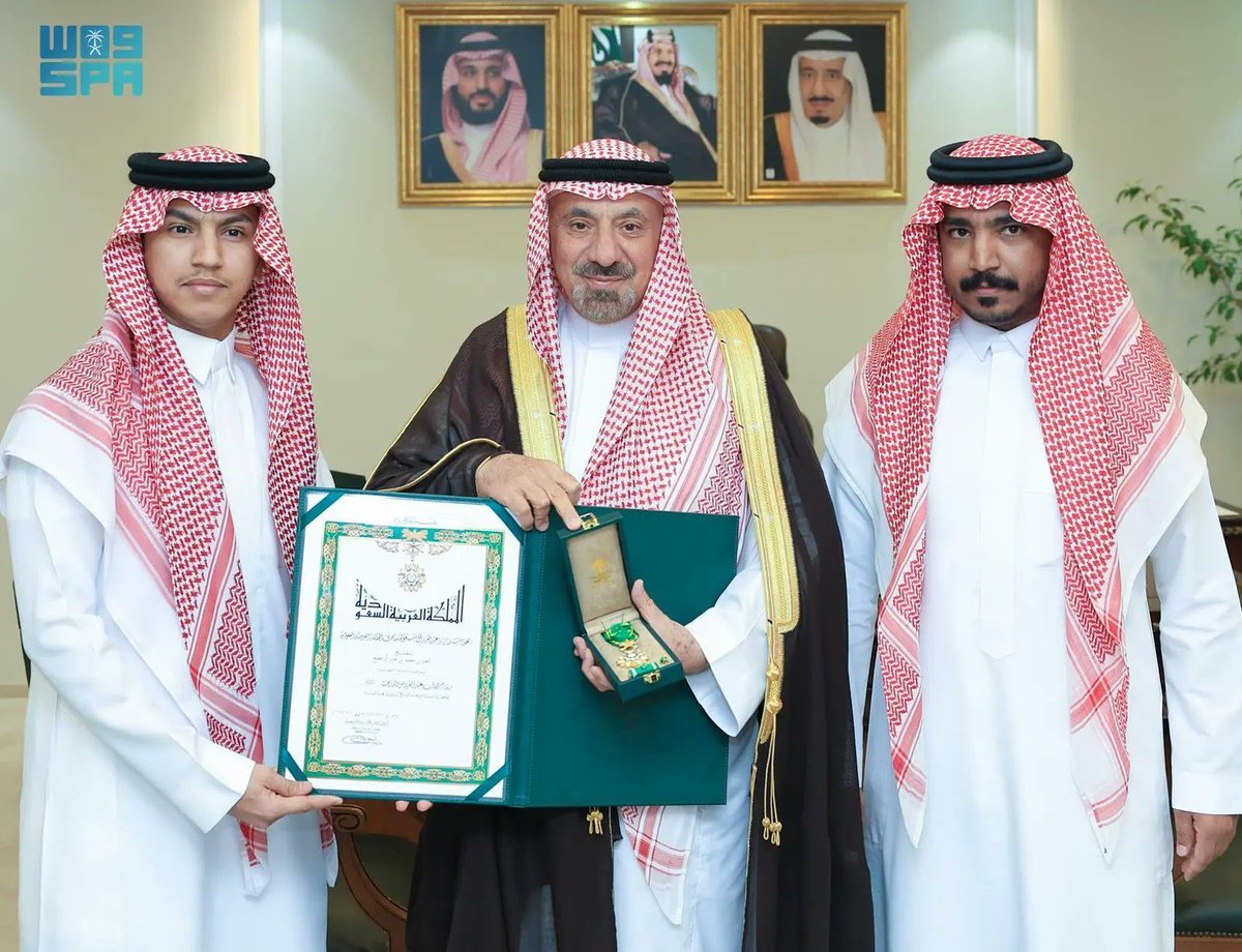 أمير نجران يسلّم شاب وسام الملك عبدالعزيز لتبرعه بإحدى كليتيه لشقيقه.

-