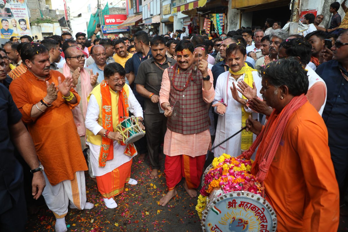 CommissionerUJN's tweet image. मुख्यमंत्री डॉ. मोहन यादव ने सवारी मार्ग पर डमरू बजाकर बाबा महाकाल की सवारी का स्वागत किया।
#महाकाल_सवारी #CMMP #DrMohanYadav #Ujjain #Mahakal