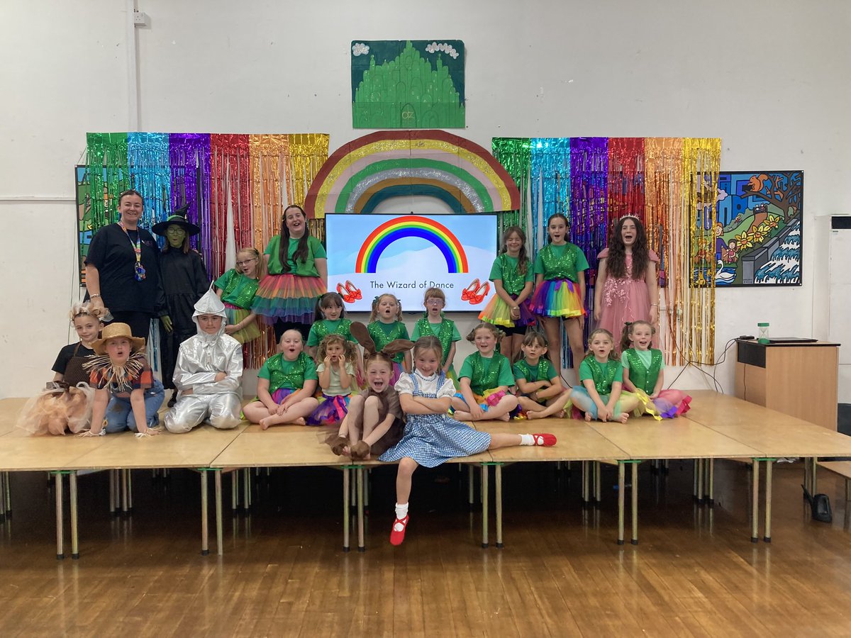 GnollPrimary's tweet photo. The Wizard of Dance 🧙🏻‍♀️💚💜 A huge well done to our fantastically talented dance group and the amazing Mrs Chambers for putting on such a fabulous show!!! Da iawn pawb!!! 🌟 https://t.co/5uT1pUuG2l