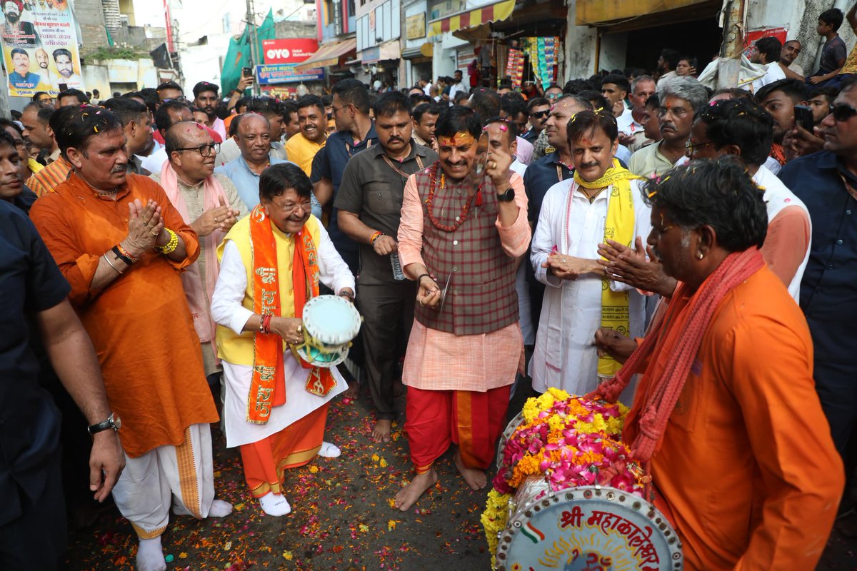 collectorUJN's tweet image. मुख्यमंत्री डॉ. मोहन यादव ने सवारी मार्ग पर डमरू बजाकर बाबा महाकाल की सवारी का स्वागत किया।
#महाकाल_सवारी #CMMP #DrMohanYadav #Ujjain #Mahakal
