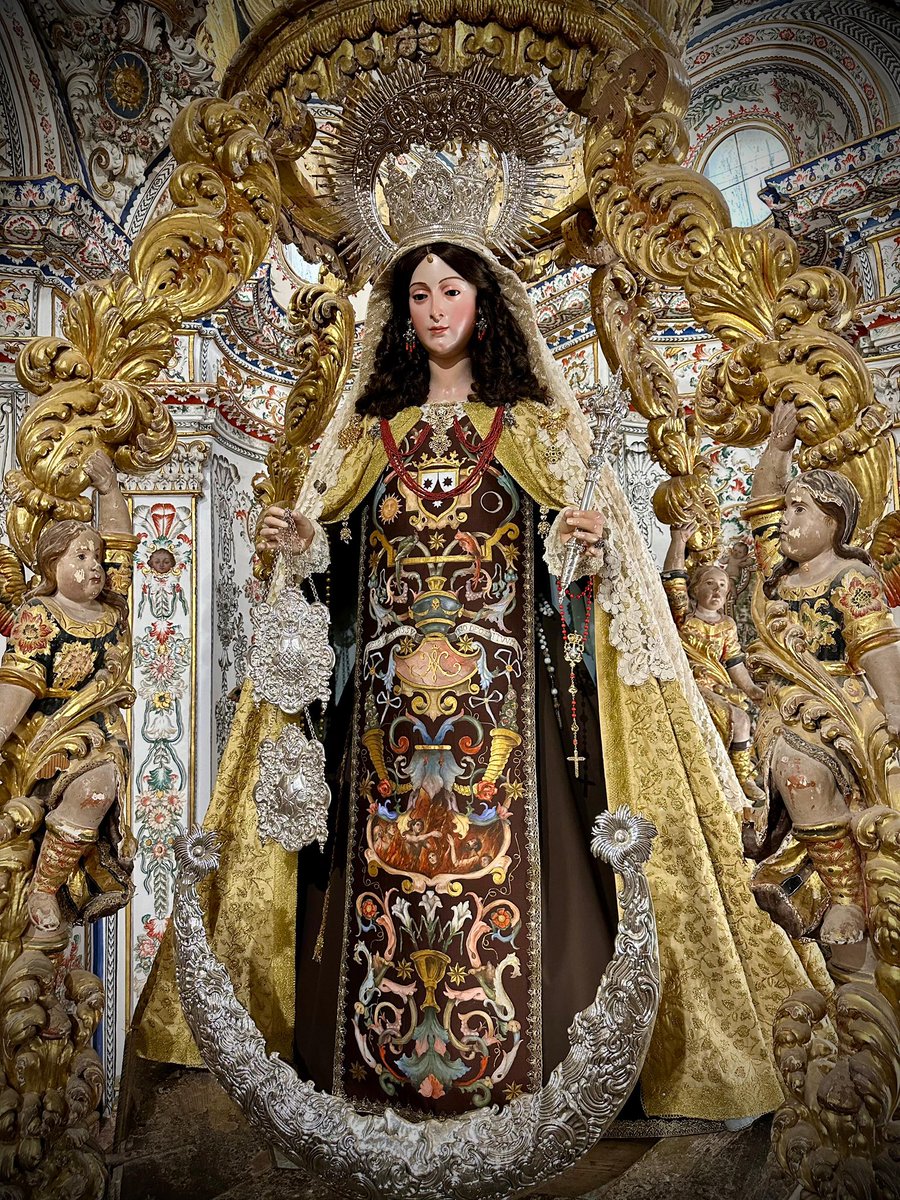 ⚜️Nuestra Señora del Carmen vuelve a presidir su camarín tras la celebración de solemnes cultos.