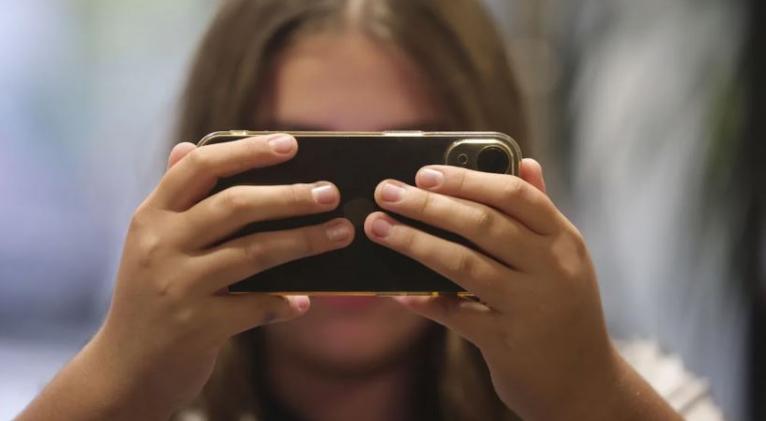 KundigoY's tweet photo. Poseer un móvil antes de los 13 años compromete la salud mental en la  juventud adulta, según los resultados de un estudio realizado con datos  de más de 100.000 jóvenes, que recoge este lunes la revista científica  Journal of Human Development and Capabilities.#Salud https://t.co/3TUyyANeVj