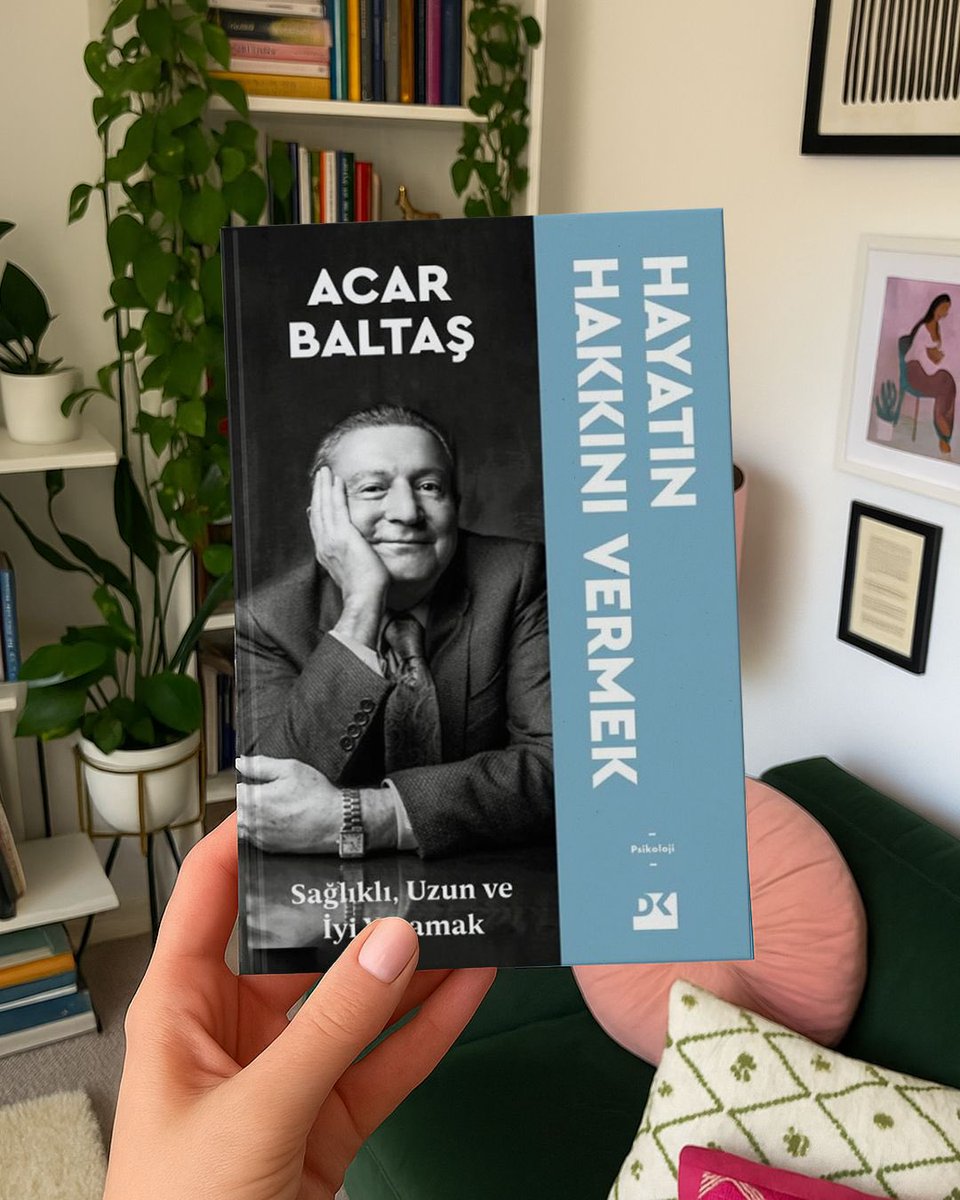 dogan_kitap's tweet image. Hangi yaşta olursak olalım, hepimiz hayatımızı ve kendimizi tamamlamaya çalışıyoruz. Çünkü anlam arayışındaki bir yaşam, her zaman yapım aşamasındadır.
Bu kitap, okura eşlik ederek hayatını değerlendirme fırsatını ona vermeyi amaçlıyor. Acar Baltaş, bilimsel araştırmalardan…