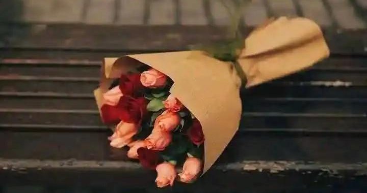 ہمارے واسطے بھی کوئی محبت سے پھول چُنے" 
• کسی کو یار ہم بھی جاں سے پیارے ہوں -!🥂✌🏻