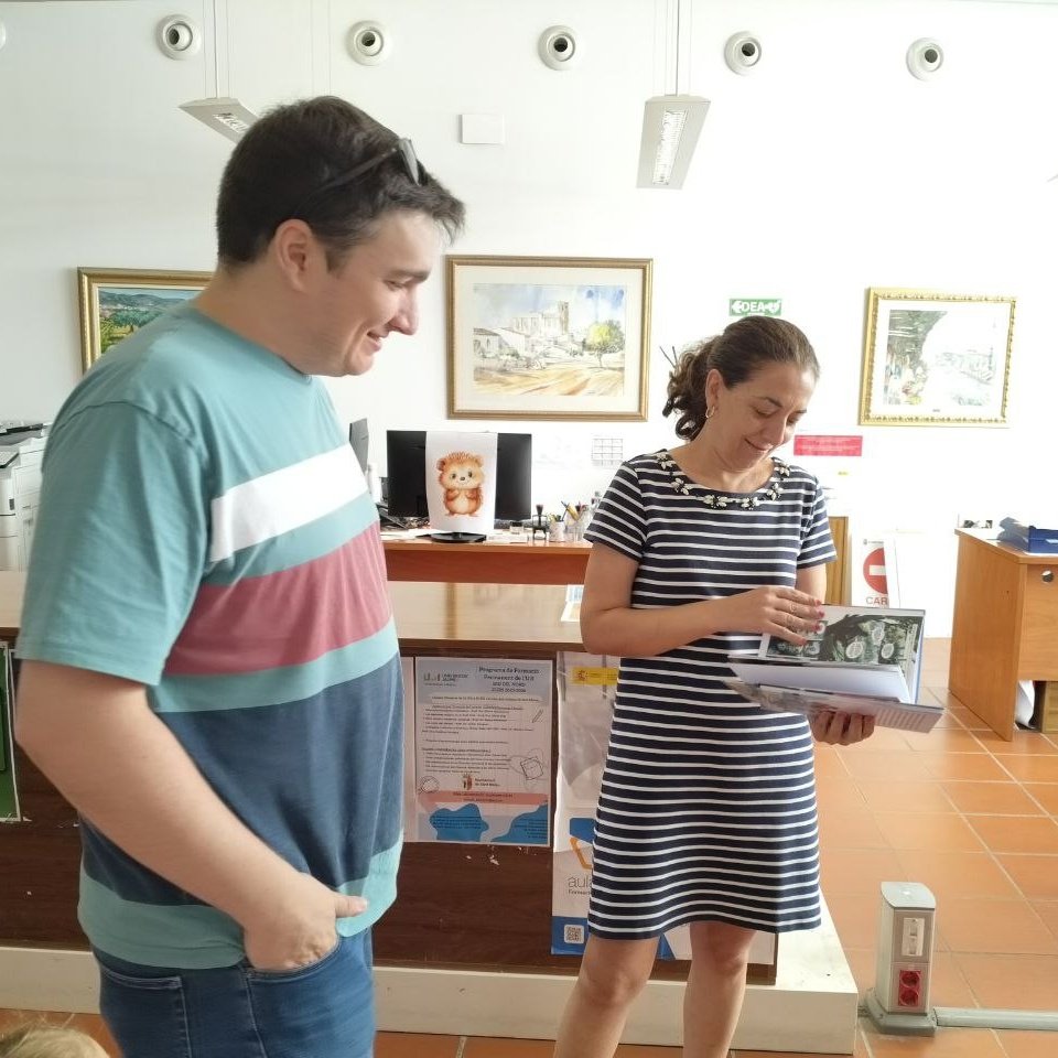softcatala's tweet image. Abans de tornar a casa hem anat a l'Ajuntament de Sant Mateu per a agrair-li a l'alcaldessa l'espai que ens han deixat estos dies.
Ho hem fet regalant-li al poble uns exemplars de "Les aventures de Softcatalà" perquè estiguen a la biblioteca.
Ara sí, fins a l'any que ve!