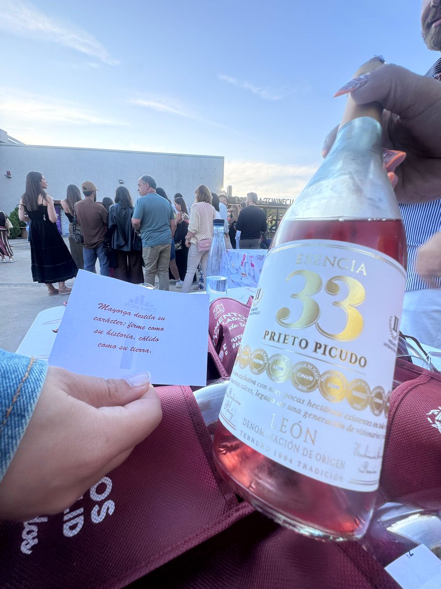 🍷🎶 Mayorga: Una noche para el recuerdo entre copas y acordes

🍇 El viernes 19 de julio vivimos una velada muy especial en Bodegas Meóriga (D.O. León), donde el vino y la música se dieron la mano en el segundo encuentro de Wine Conexión Provincia de Valladolid.

🔥 La mítica