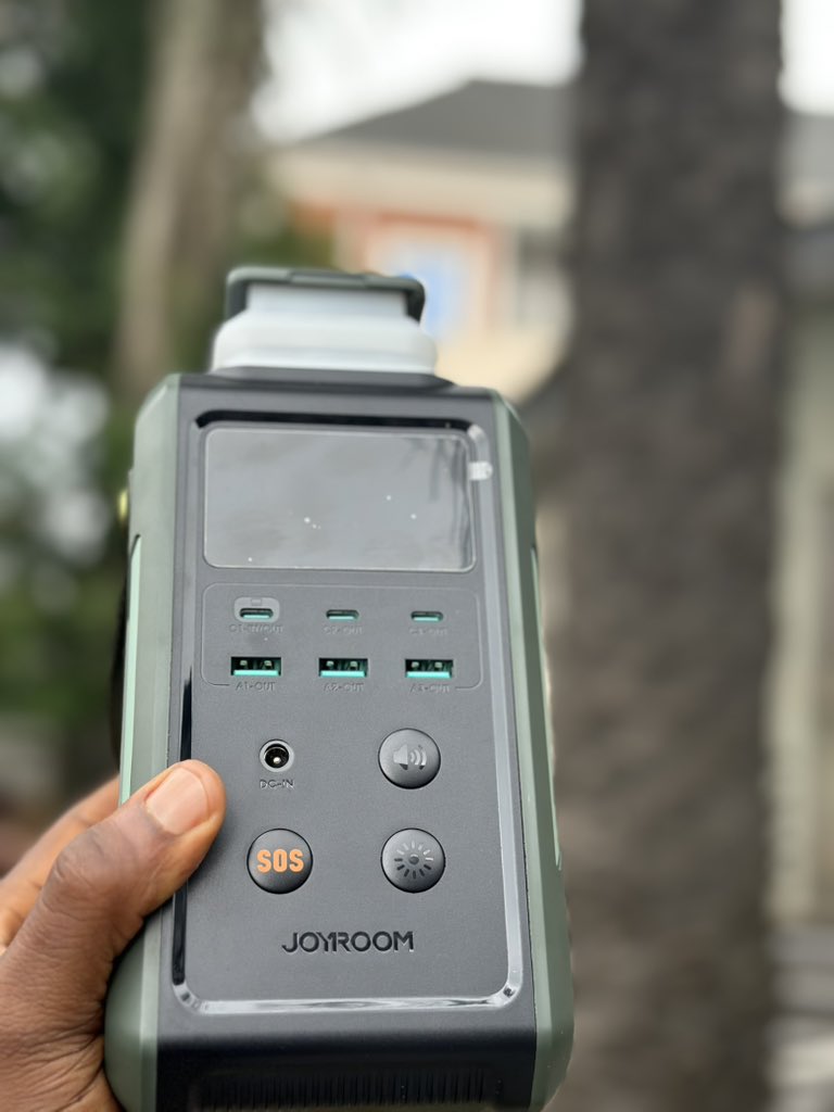 100Watts, and a whopping 75,000Mah Joyroom Laptop Powerbank.

Has 2 charging ports. 
DC port( Solar charging port) + A Type C.

Has 5 output ports.

Guaranteed a minimum of 10hrs for your laptop.

Retails for N140,000 only.

#pagesbydamicommerce