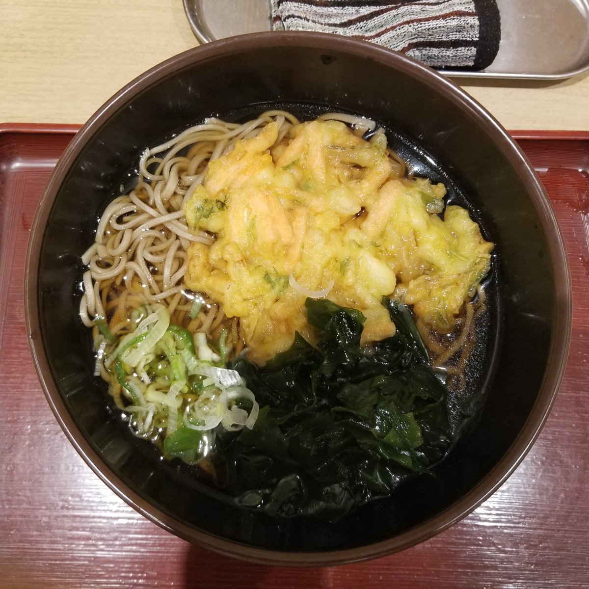 先日、新潟へ行った際のお昼に立ち食い蕎麦の｢やなぎ庵｣へ。
新潟駅構内（改札外）にあります。
かき揚げ蕎麦にしました。
かなりクオリティが高く、美味しかったです。