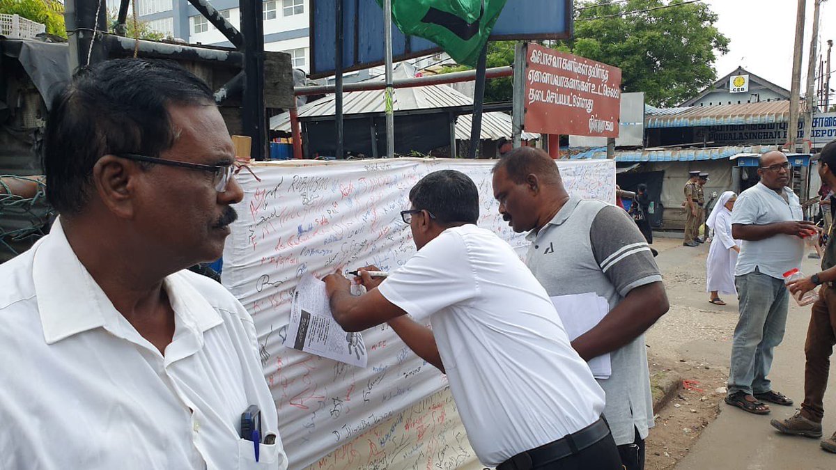 TamilGuardian's tweet image. 🪧 Equal rights movement protests against PTA in Jaffna
The Equal Rights Movement held a symbolic signature campaign in Jaffna today, demanding the immediate repeal of Sri Lanka’s draconian Prevention of Terrorism Act (PTA), as protests against the law continue across the Tamil…