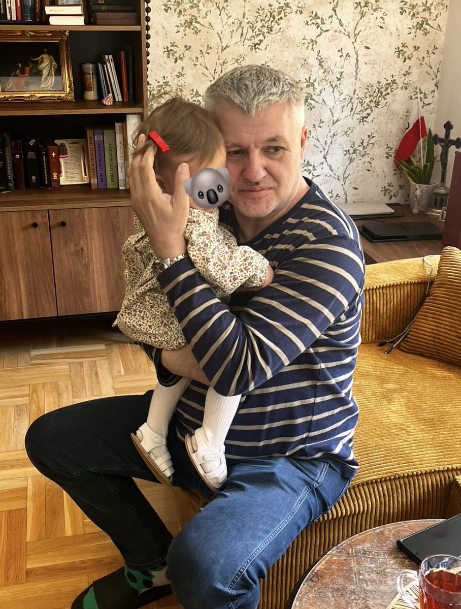 _adaeternitatem's tweet image. Please pray for my father-in-law Maciej. He has advanced cancer and may not have much time left.
This is him just 2 months ago with our daughter for her first birthday... 💔
Please pray for his final repentance and that he receives the sacrements before he dies.