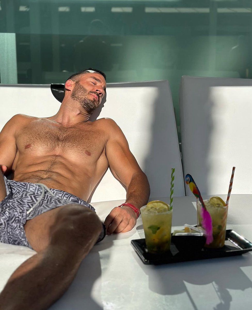 VisualCruising's tweet image. Ni tan top, ni tan versátil: sólo visualmente peligroso 🤤