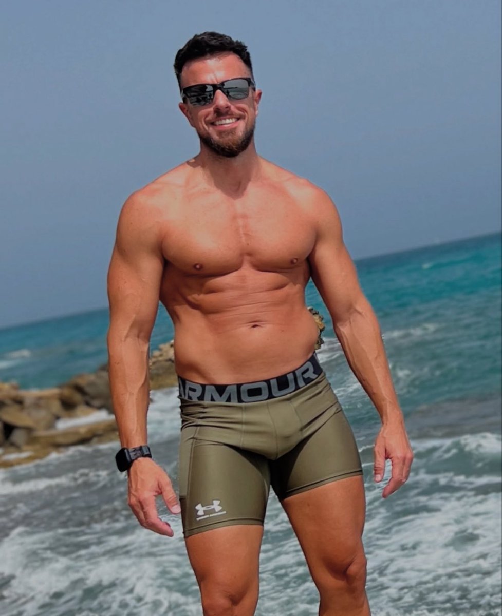 VisualCruising's tweet image. Tan caliente que hasta los heteros se lo replantean 💦🔥