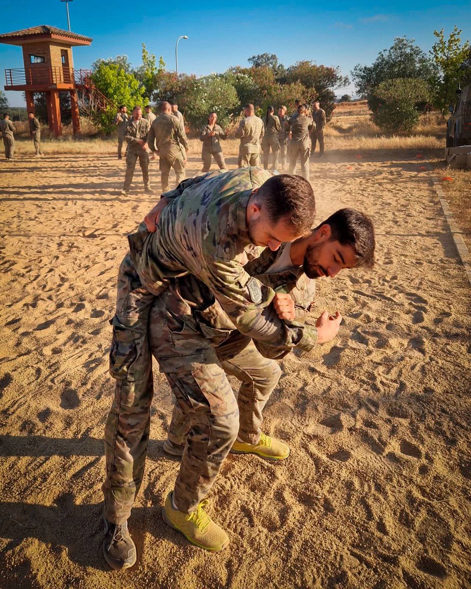 FUTER_ET's tweet image. Continua el entrenamiento de combate cuerpo a cuerpo (CCC) del personal de la 2ª Compañía del Batallón de Zapadores XI, realizando trabajados de sueltas, luxaciones, proyecciones y placajes.
¡Seguimos mejorando nuestras habilidades!
#BrigadaExtremadura
#SomostuEjercito