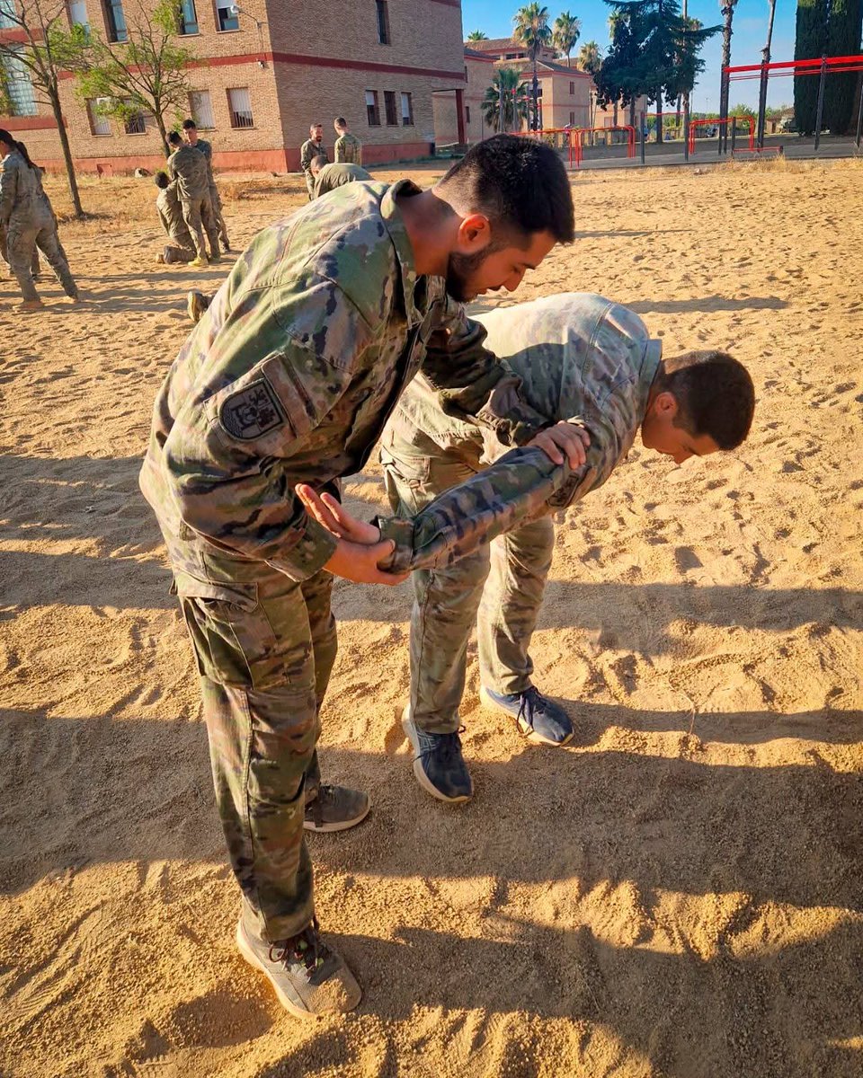 FUTER_ET's tweet image. Continua el entrenamiento de combate cuerpo a cuerpo (CCC) del personal de la 2ª Compañía del Batallón de Zapadores XI, realizando trabajados de sueltas, luxaciones, proyecciones y placajes.
¡Seguimos mejorando nuestras habilidades!
#BrigadaExtremadura
#SomostuEjercito