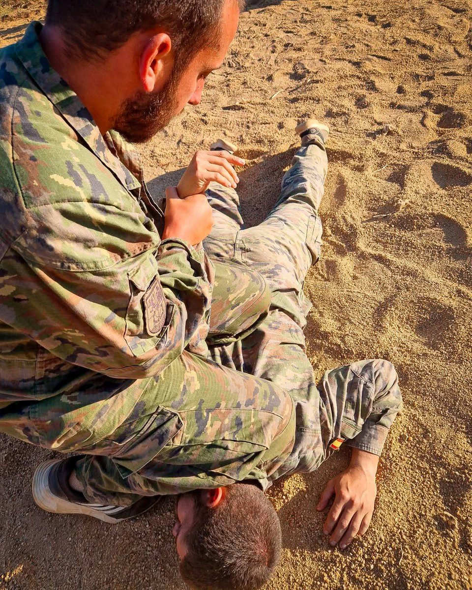 FUTER_ET's tweet image. Continua el entrenamiento de combate cuerpo a cuerpo (CCC) del personal de la 2ª Compañía del Batallón de Zapadores XI, realizando trabajados de sueltas, luxaciones, proyecciones y placajes.
¡Seguimos mejorando nuestras habilidades!
#BrigadaExtremadura
#SomostuEjercito